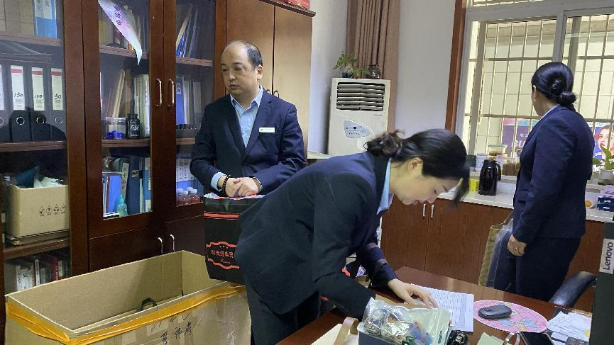 焕然“衣”新，，，整“装”待发——钱江商城工服换新，，，服务更精彩！