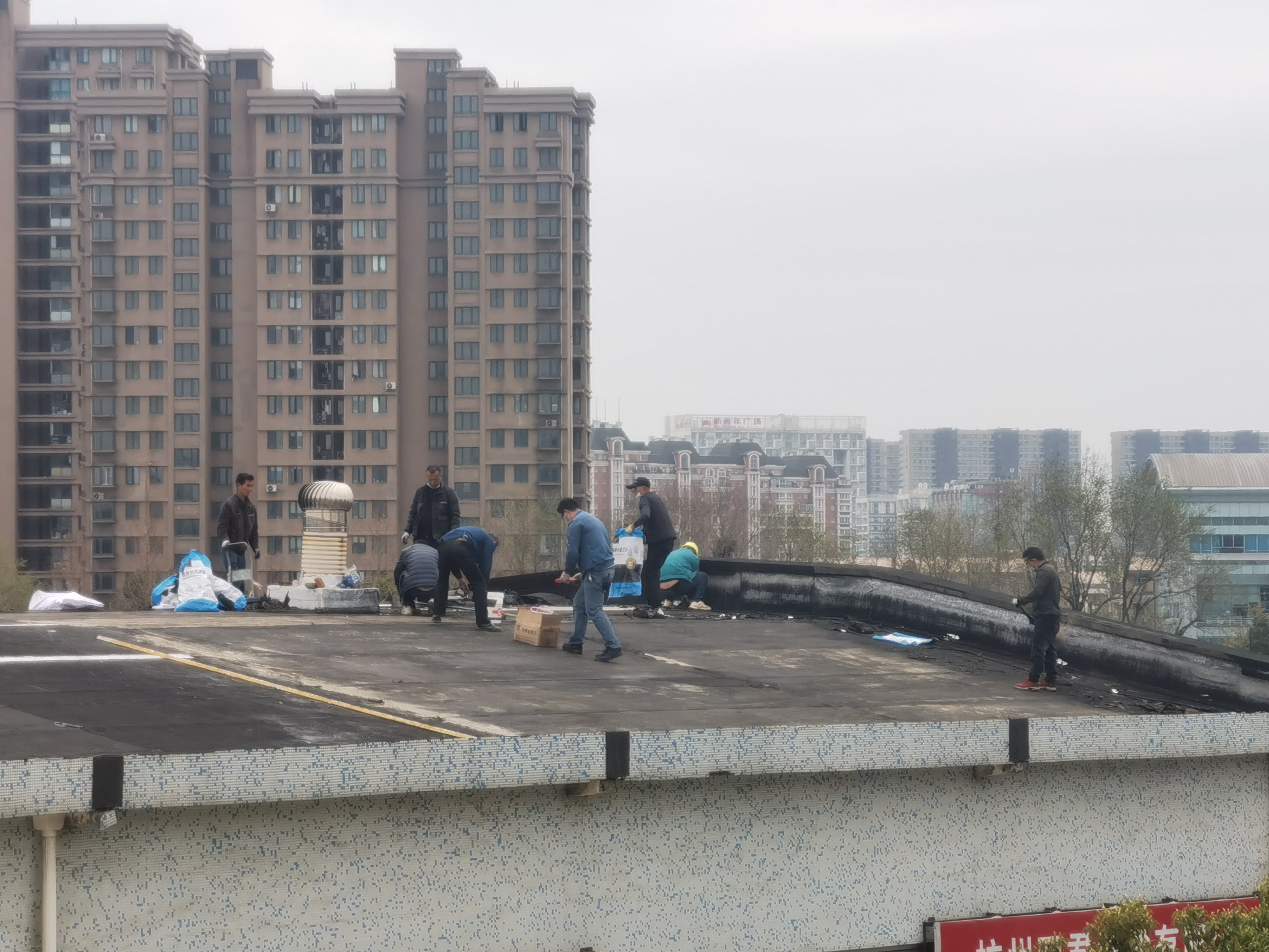 天游ty8市场屋顶防水维修举行中
