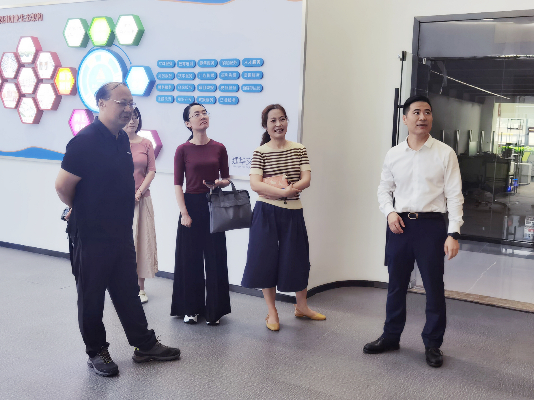 区政协副主席杨俊一行莅临天游ty8文创集团调研