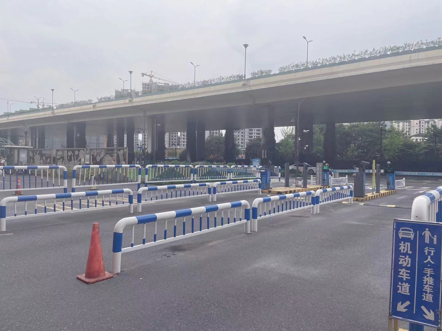 变废为宝，，，，，，水晶城开展道闸护栏刷新