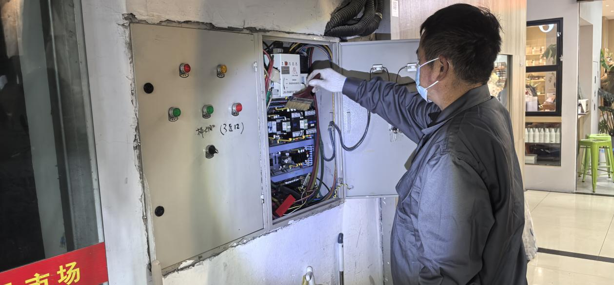 钱江商城排烟风机控制柜维护完成，，，，，，清静包管再升级