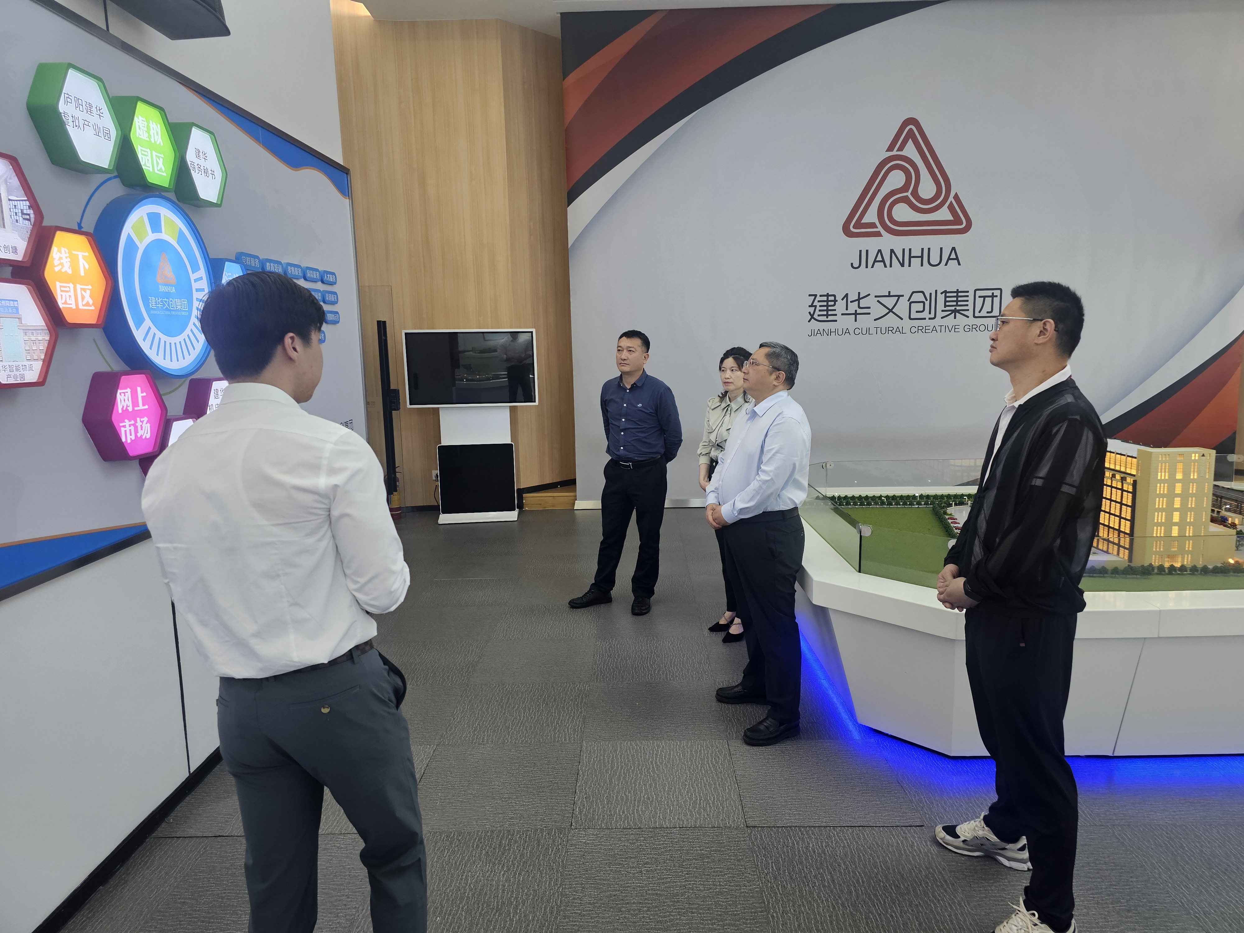 贵溪市人民政府市长、经开区书记潘磊一行莅临天游ty8文创集团考察调研