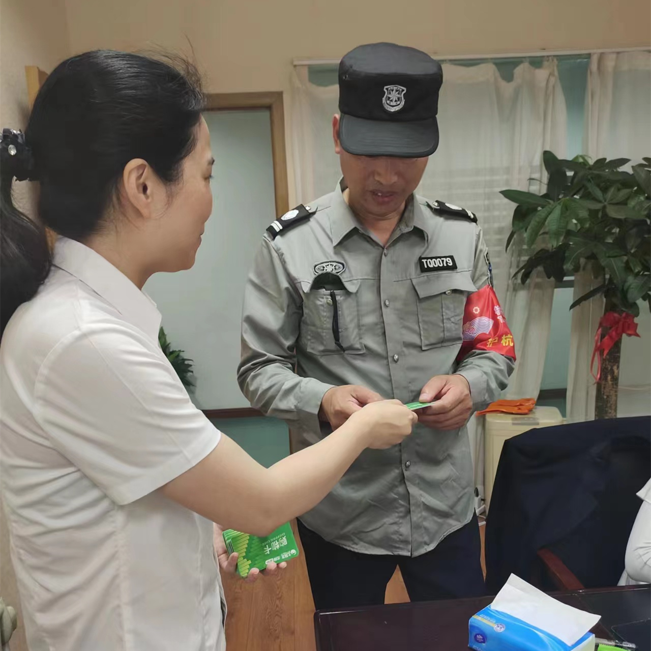 天游ty8市场工会为全体职工发放端午慰问品
