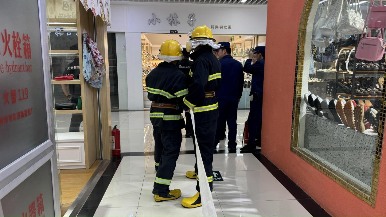 以演促防，，，，，，钱江商城联合水晶城开展微型消防站拉练