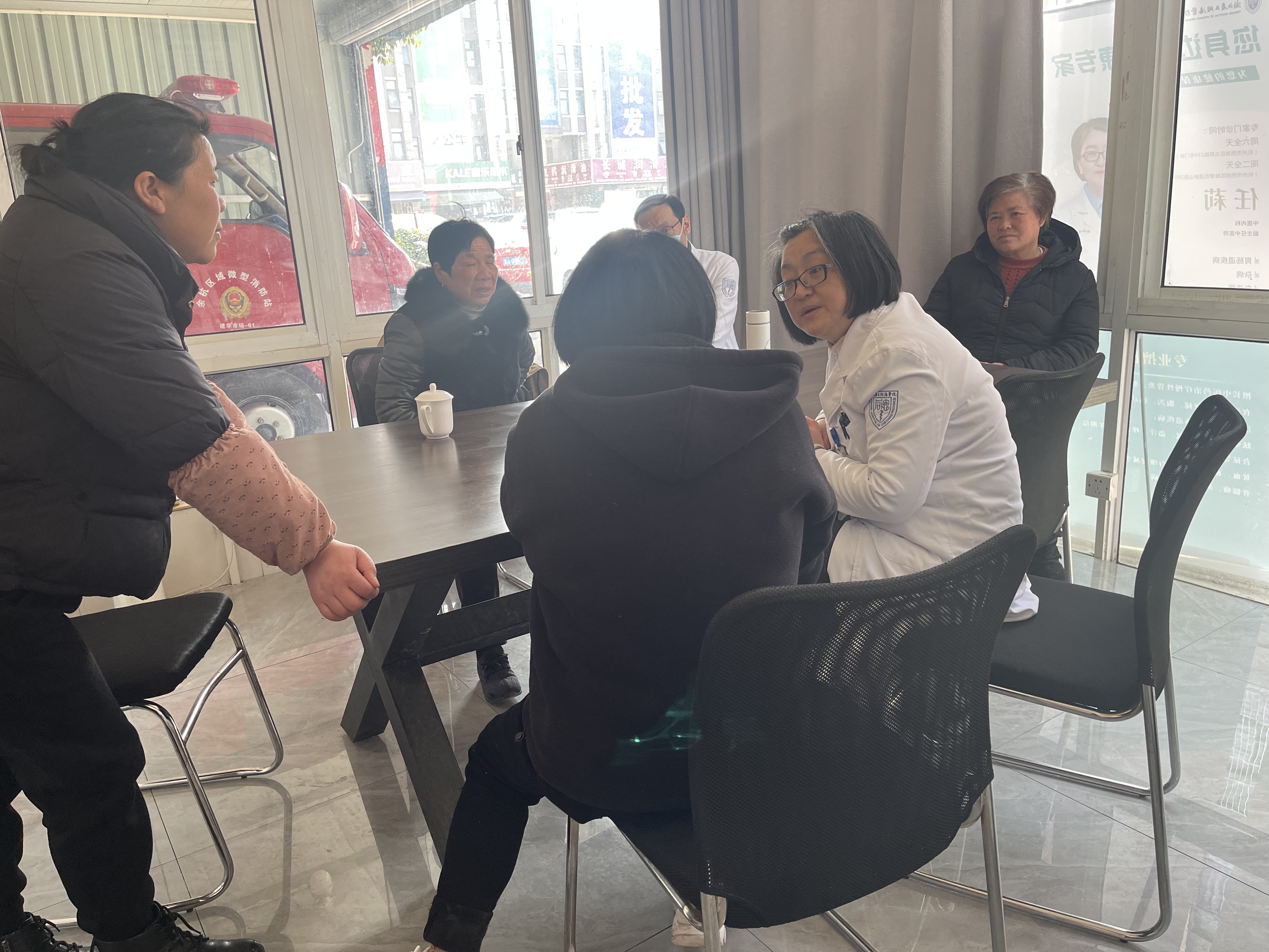   康健关爱 温暖商户——市场约请省立同德医院专家团队进市场开展义诊活动 