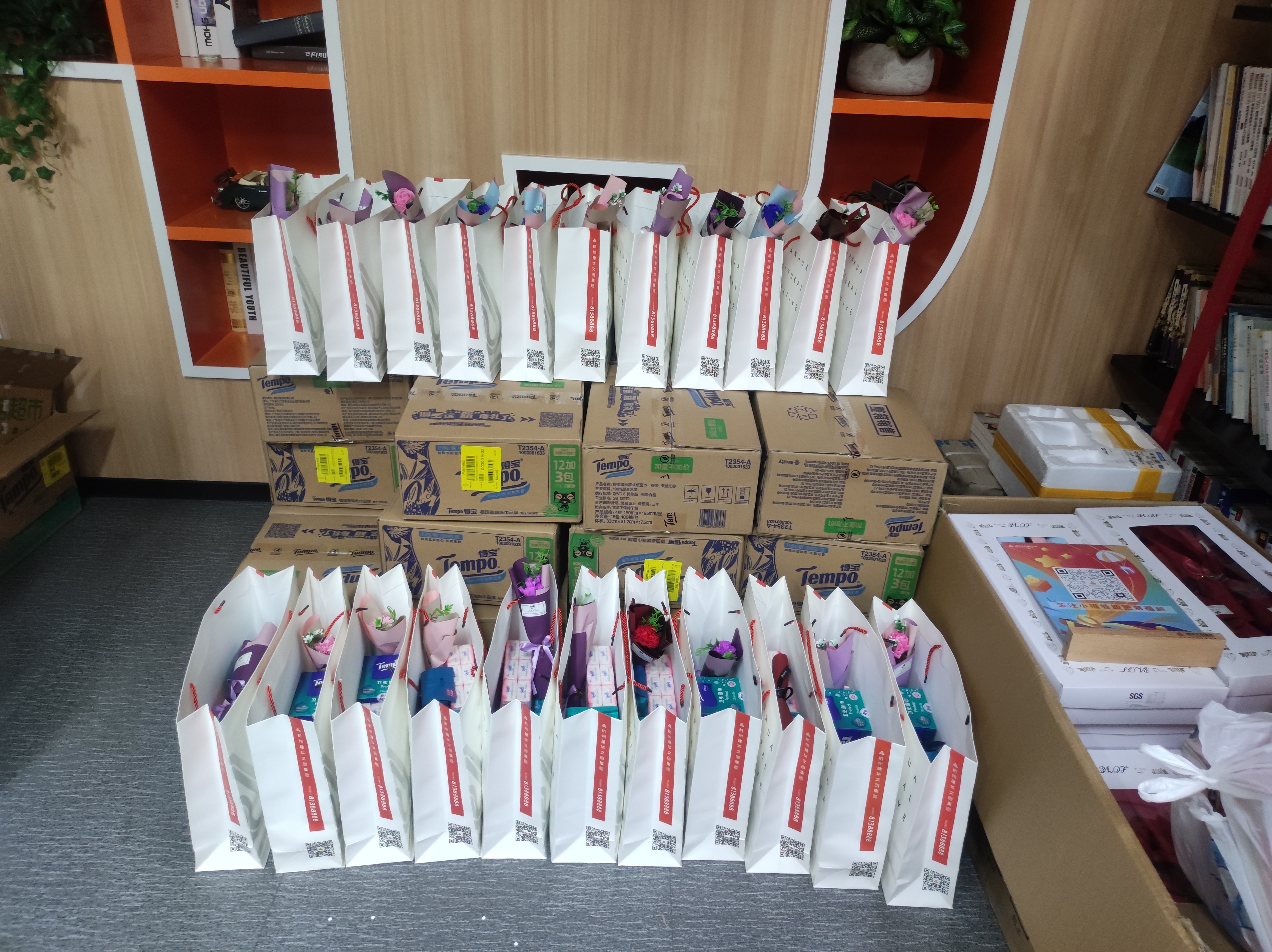“芝兰细腻至，，，伊人踏香来”——-天游ty8文创集团工会开展女神节慰问活动