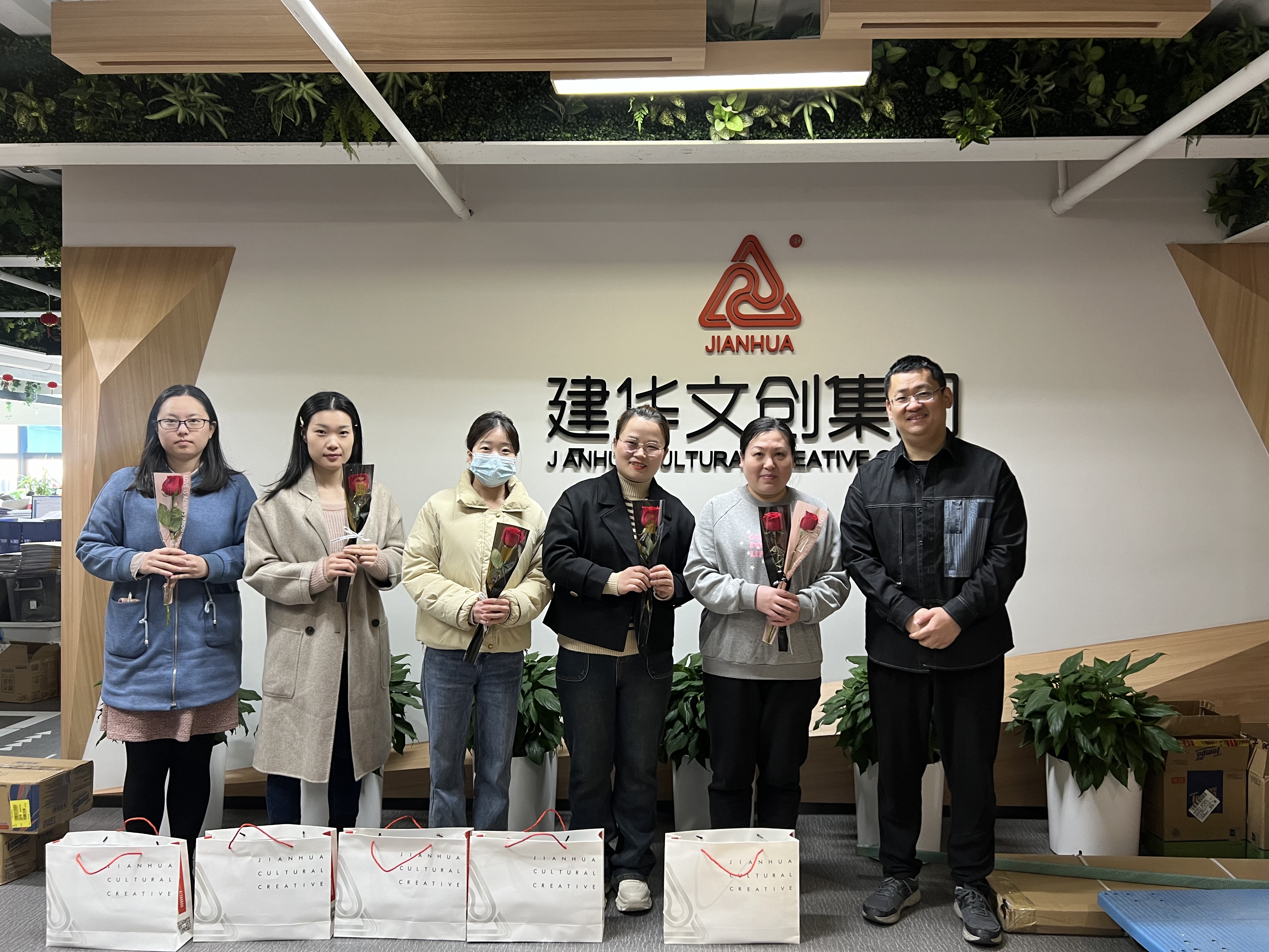 天游ty8文创集团工会开展女神节慰问活动