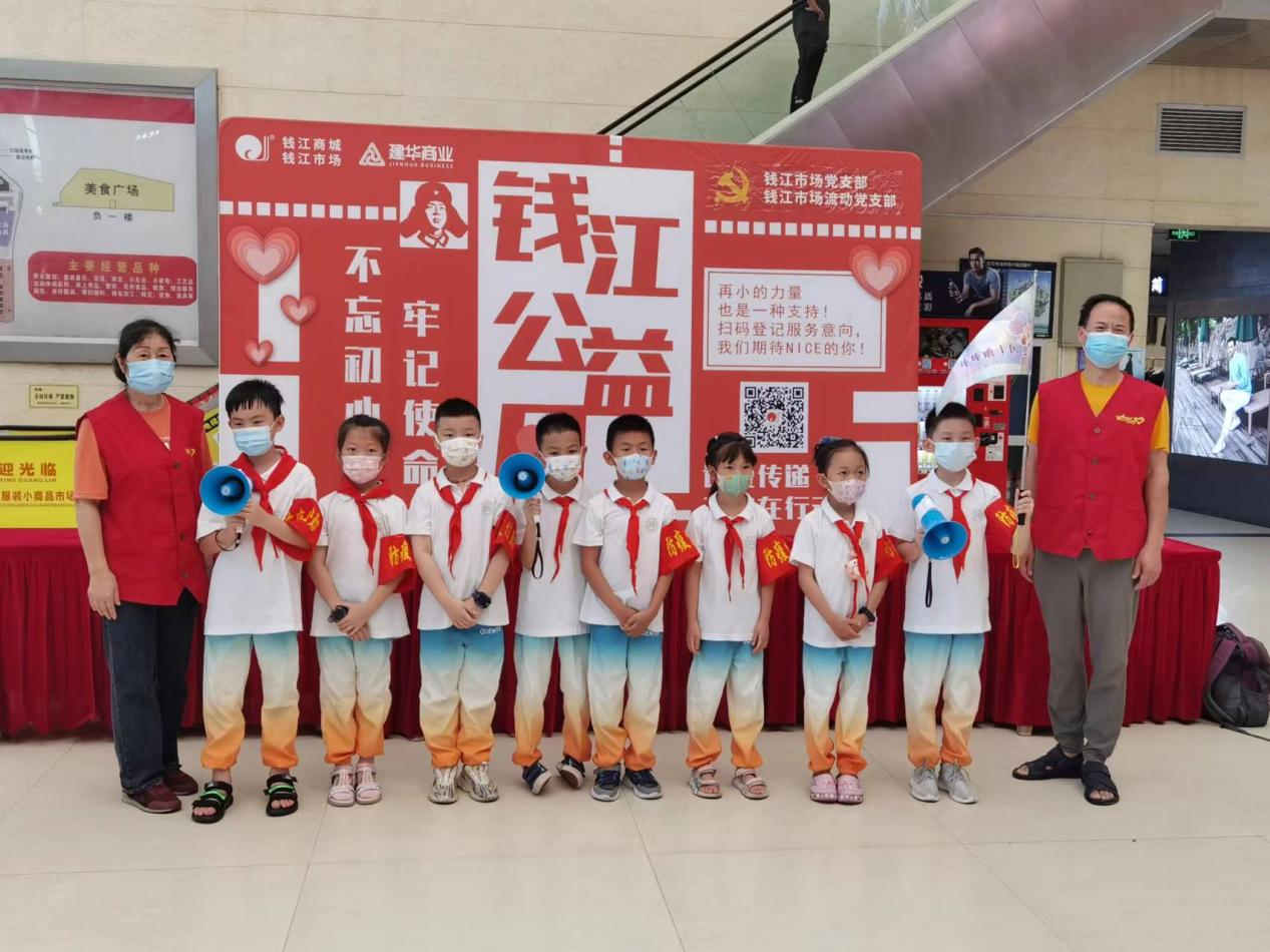 疫情防控，，，小小自愿者在行动！
