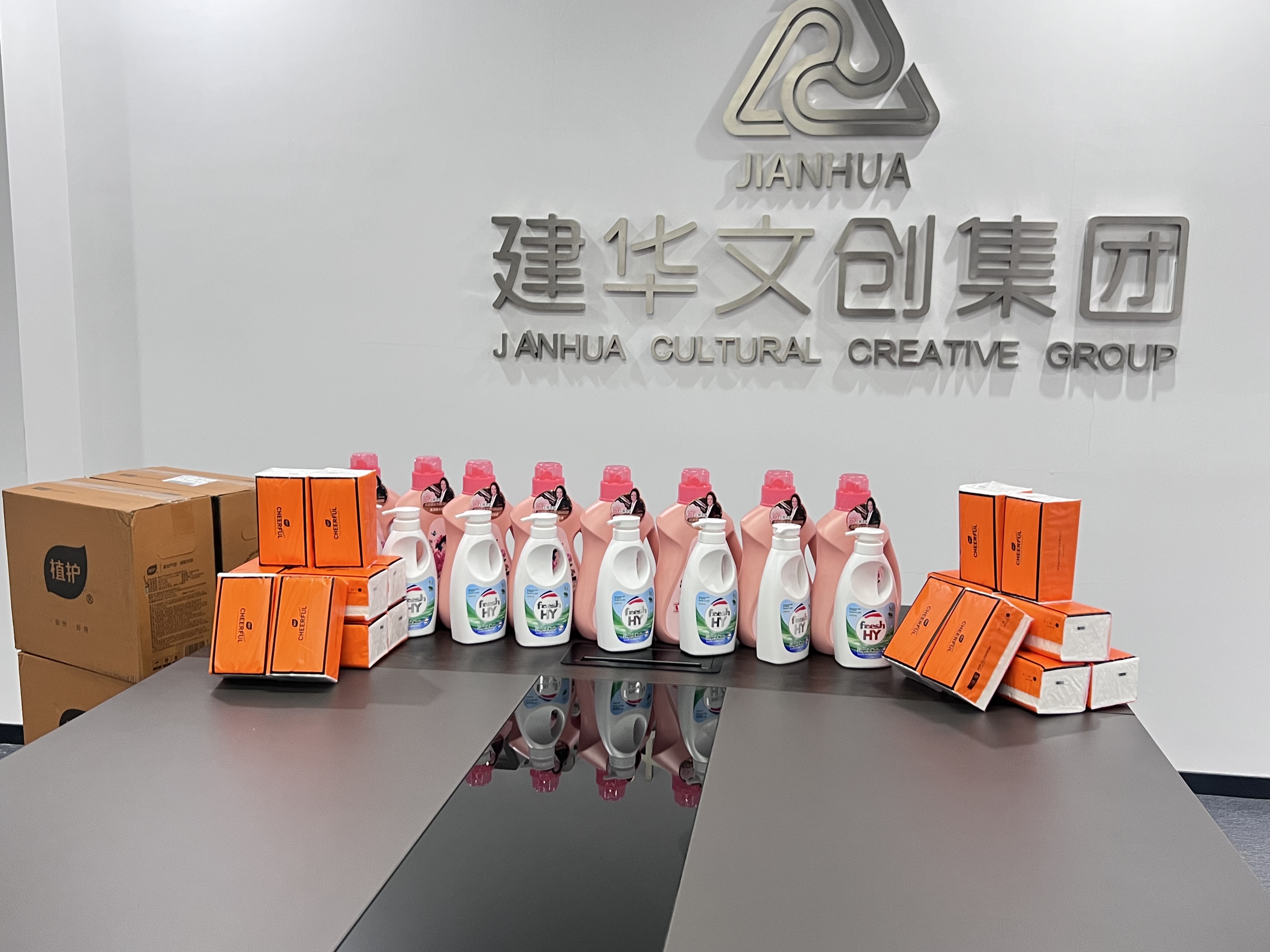 爱在春天，，，，情暖三八——天游ty8文创集团工会为女职工发放暖心福利