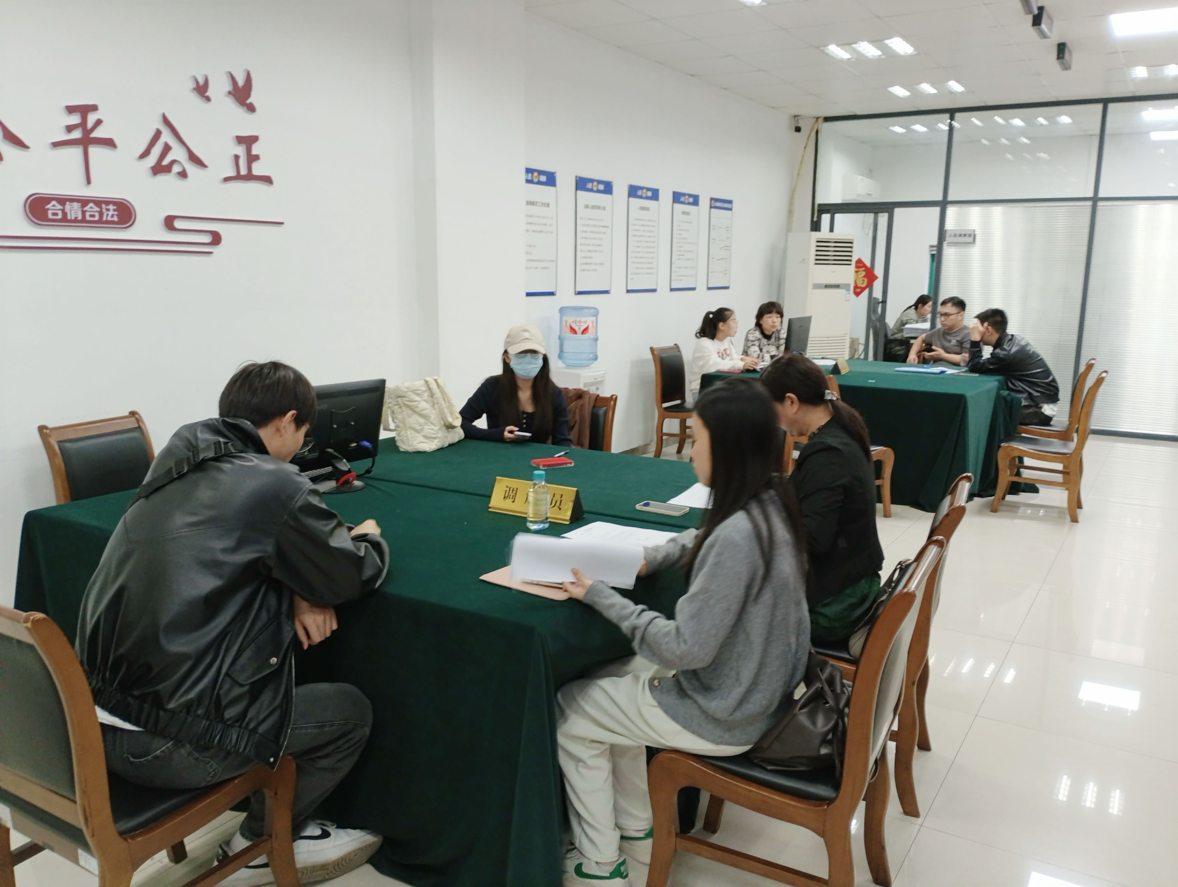 调解显温情，，，，，商业洪流中的信任与重生
