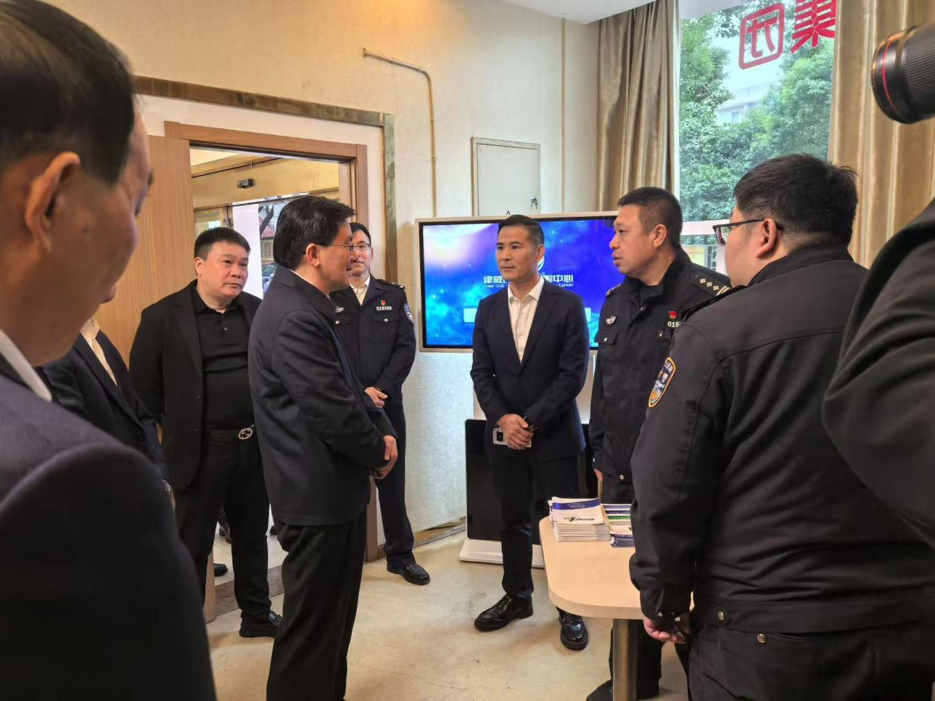 市委副书记、政法委书记马小秋赴天游ty8五金市场调解事情站调研指导
