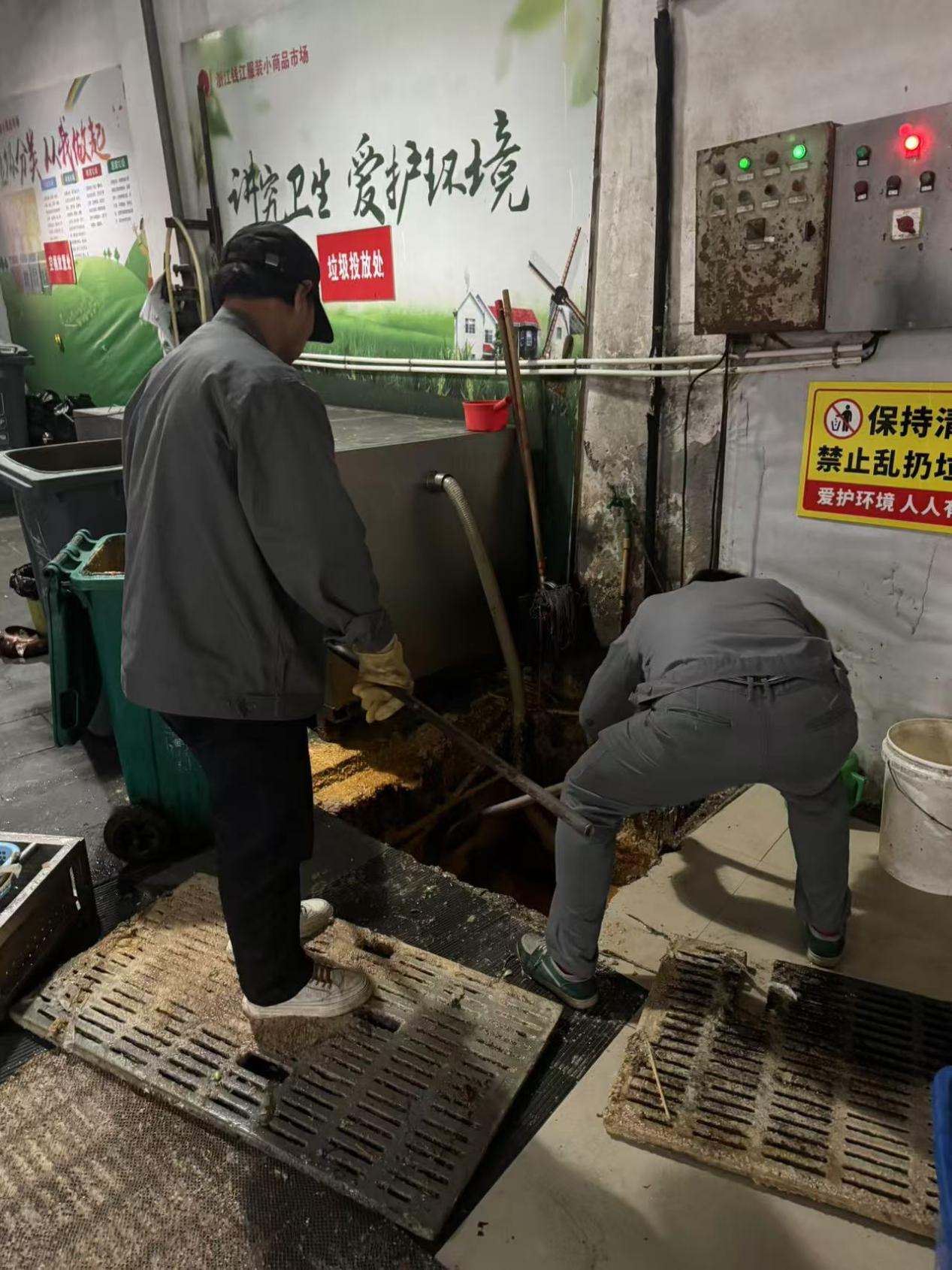 “洁”尽全力，，，，，，让钱江商城美食坡道重焕新生