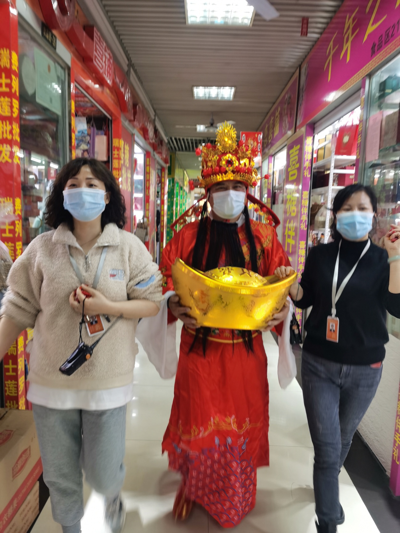元宵佳节“领福袋，，，，，，沾财气”