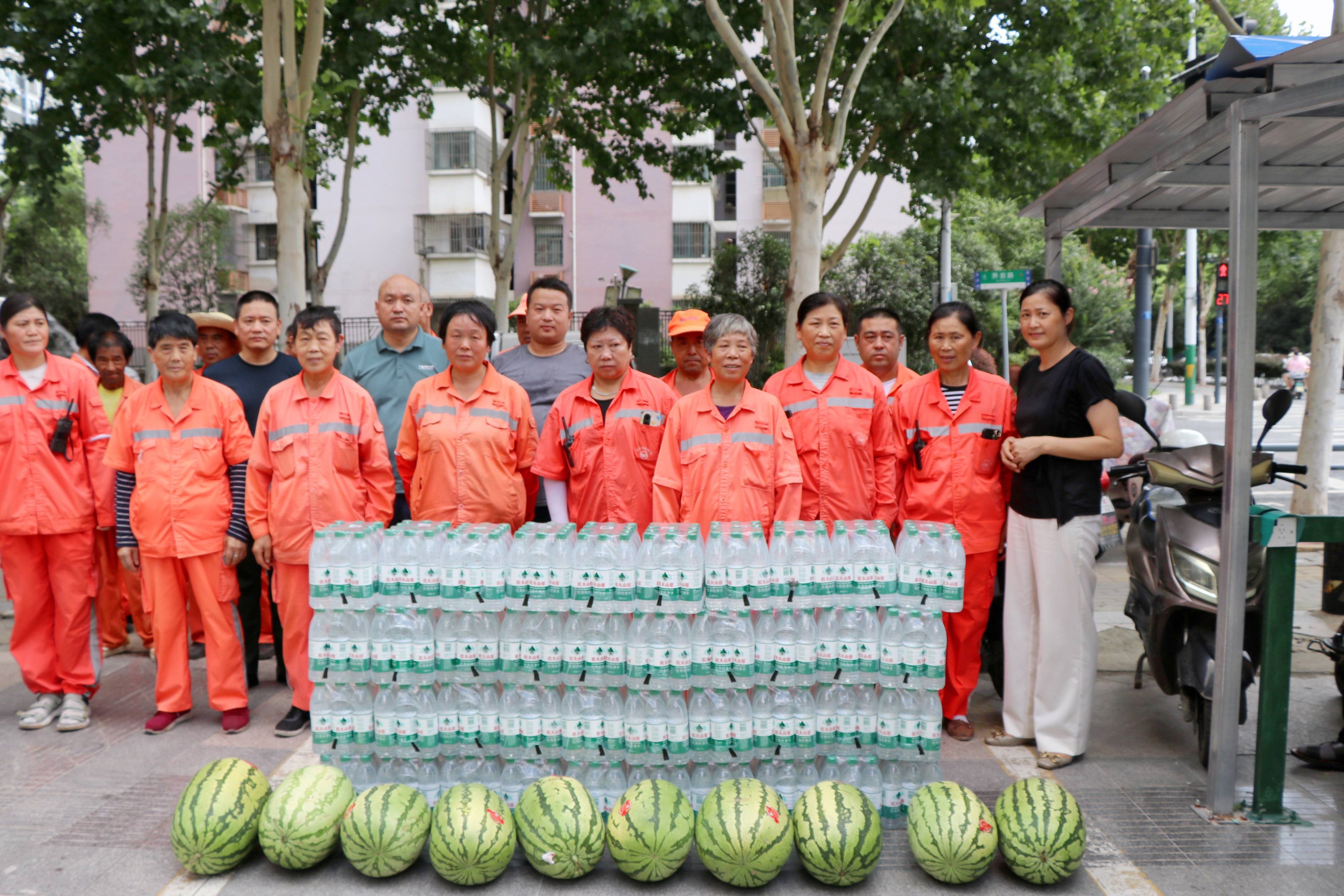  酷暑送清凉，，，关爱显继续——庐阳天游ty8文创园携手爱心企业开展夏日送清凉活动