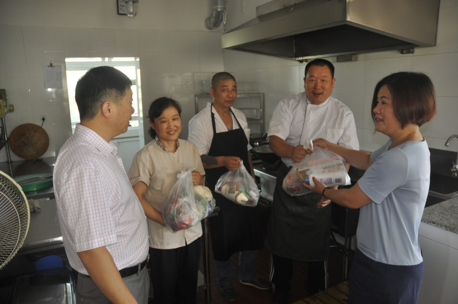 高温送清凉 市总工会开展夏日慰问活动   _工会新闻-天游ty8集团